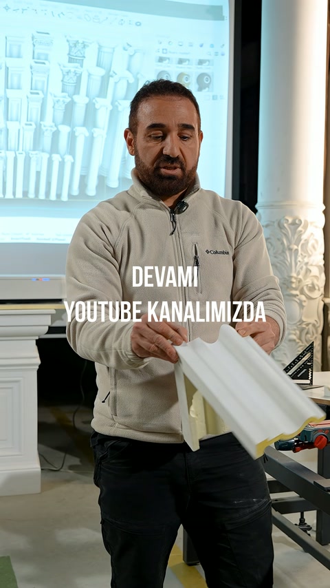 Usta, dekoratif söve parçalarını tezgâh önünde yan yana sergiliyor