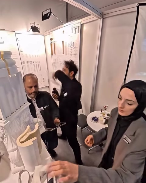 Görevli dekoratif sütun ve profil örneklerini ziyaretçilere anlatıyor
