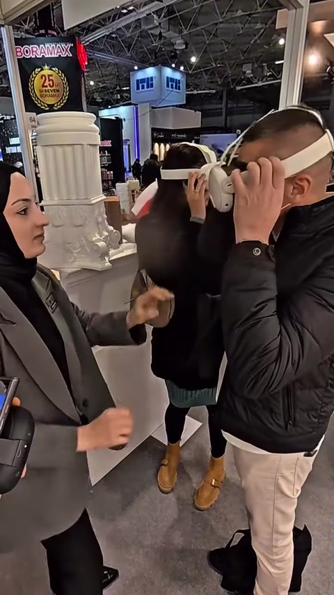 Ziyaretçi VR gözlüğüyle uygulanmış mimari projenin gerçek ölçeğini inceliyor.