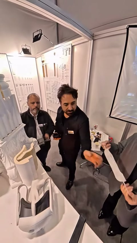 Fuar katılımcıları, kolon başlıkları ve dekoratif parçaları karşılaştırıyor.