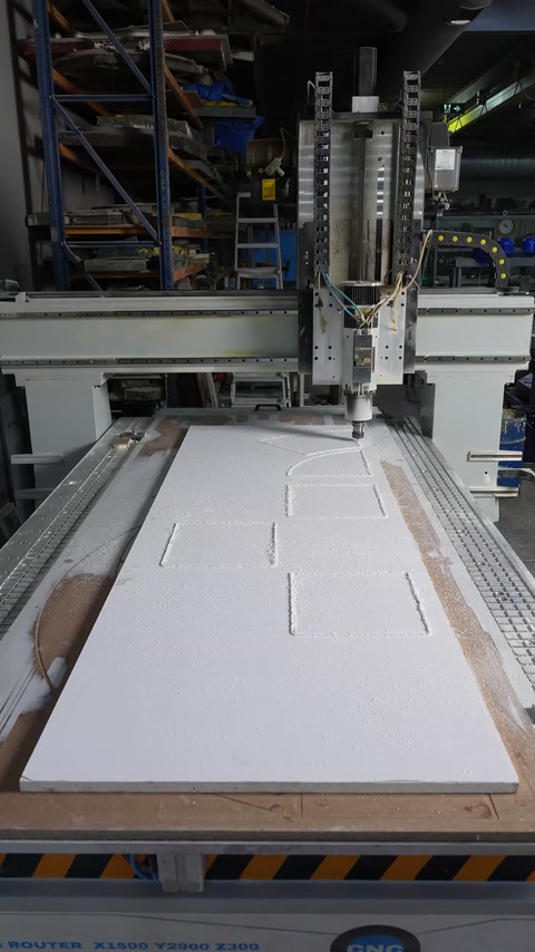 Paneldeki dikey bölmeler ve alt çerçeve detayları belirginleşiyor