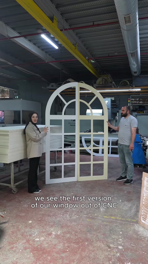 CNC sonrası birleştirilen kemerli yapay pencere atölyede sergileniyor