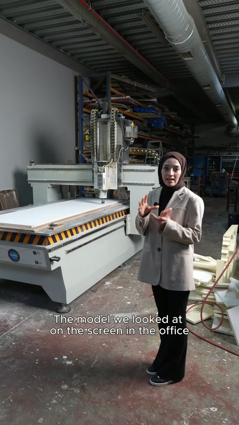 Çalışan, geniş işleme tablası ve kesici üniteyi tanıtıyor
