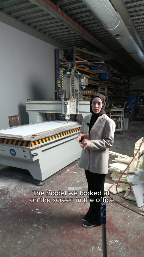 Endüstriyel CNC makinesi önünde üretim aşaması hakkında bilgi veriliyor
