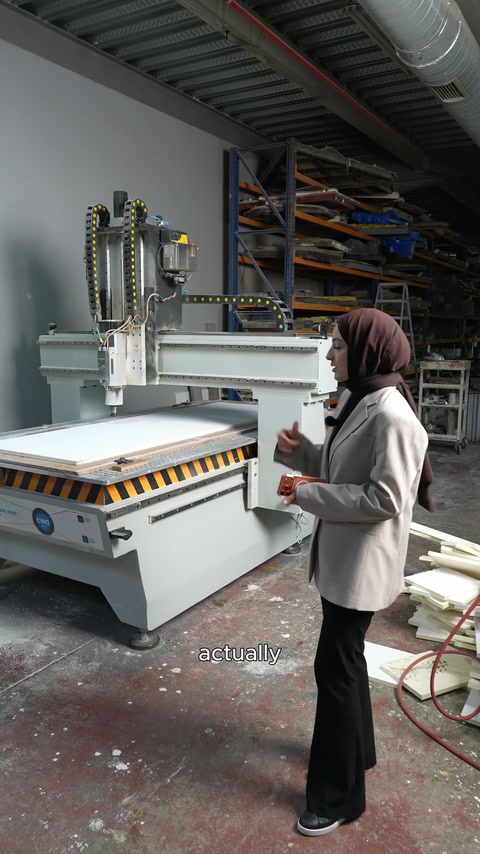 Çalışan, CNC tezgâhındaki uygulama alanını eliyle gösteriyor
