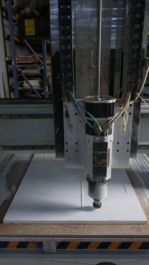 CNC kesim kafası beyaz panel yüzeyinde işlem gerçekleştiriyor
