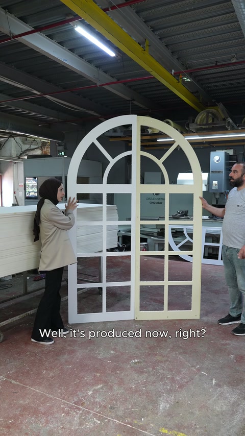 Beyaz kemerli pencere modülü CNC alanında tamamlanmış görünümüyle duruyor