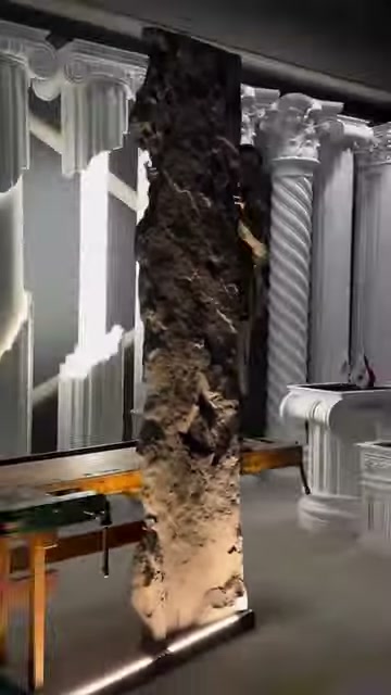 Ayakta tutulan kaya panelin alt kısmı zeminden aydınlatılıyor