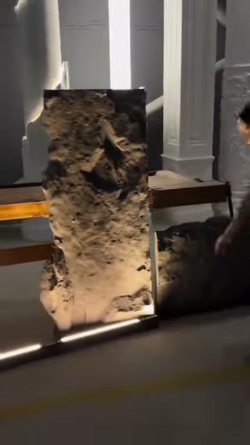 Koyu parça zemine alınarak dik panelin sağ yanında bırakılıyor