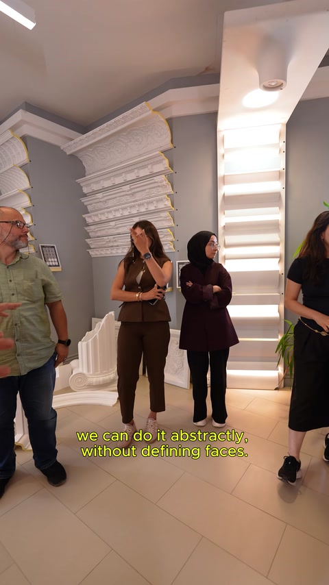 Katmanlı sütun başlıkları ve duvar profilleri showroom köşesinde sergileniyor.