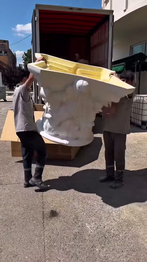 Çevrilen başlığın sarı iç yapısı yukarı bakacak şekilde tutuluyor
