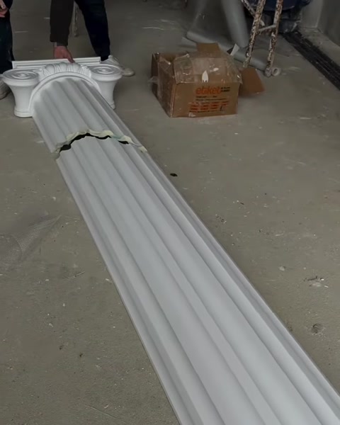 Tam boy yivli sütun gövdesi atölye zemininde uzanıyor