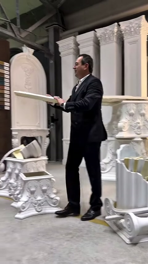 Beyaz profilin düz gövdesi ve biçimlendirilmiş ucu showroomda inceleniyor