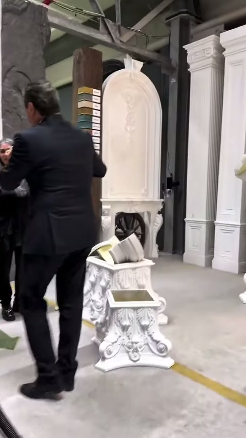 Müşteri, uzun beyaz çıtanın uç bölümünü eliyle işaret ediyor
