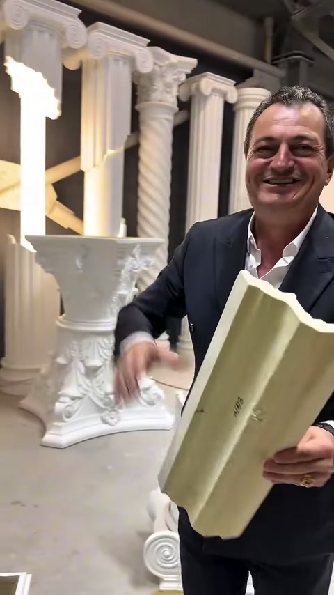 Müşteri, açık renkli geniş profil kesitini klasik sütunlar önünde tutuyor