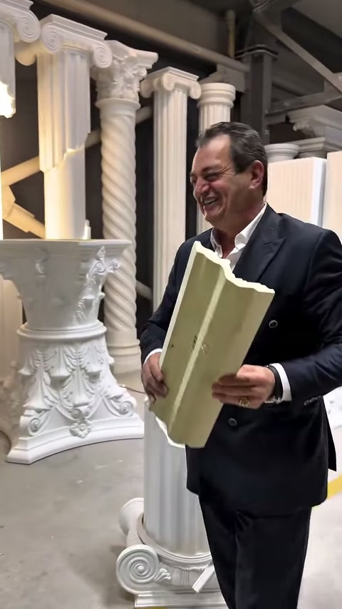 Kalın dekoratif parçanın oyuklu arka yüzeyi showroomda kameraya çevriliyor