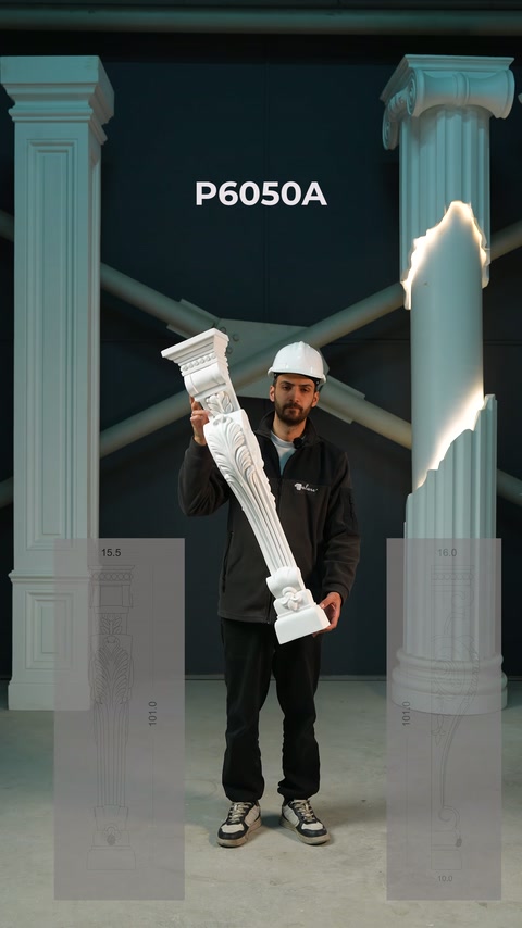 Tamamlanmış yivli pilaster parçası atölye dekoru önünde gösteriliyor
