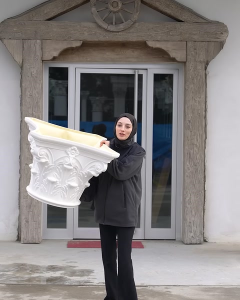 Yarım formdaki bezemeli sütun başlığı önden sergileniyor
