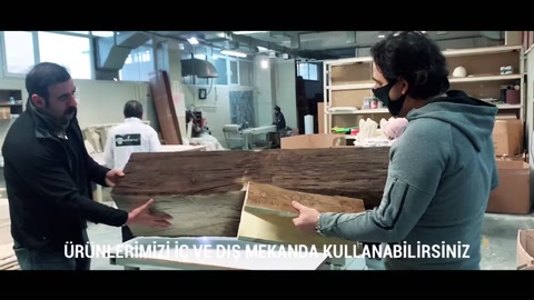Üretim alanında rustik kiriş parçasının çalışanlarca kontrol edilmesi