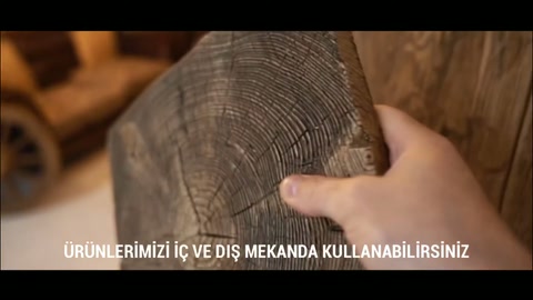 Yuvarlak kütük biçimli parçanın kesit yüzeyi elde tutuluyor.
