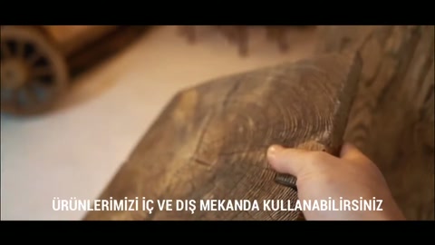 Kütük formundaki parçanın koyu kabuk dokusu kadrajı dolduruyor.