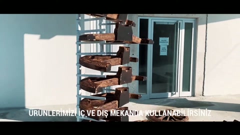 Tesis girişinde rustik kirişler raflarda dikey ve yatay istifleniyor.