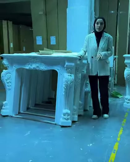 Atölyede sergilenen klasik motifli poliüretan dekoratif şömine modeli