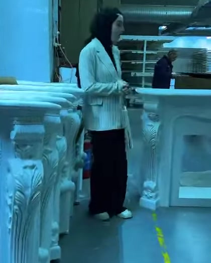 Yan yana duran farklı ölçü ve tasarımlardaki şömine çerçeveleri