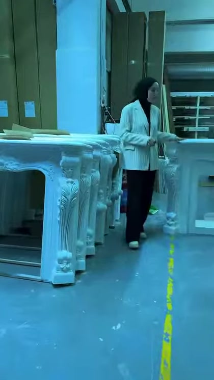 Beyaz dekoratif şömine gövdeleri atölye zemininde art arda sıralanıyor