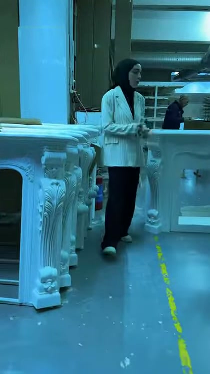 Farklı genişlikteki beyaz şömine çerçeveleri üretim alanında gösteriliyor