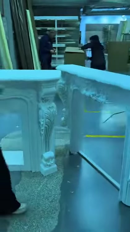 Sunucu iki hazır şömine arasından geçerken kabartmalı yüzeyler sergileniyor