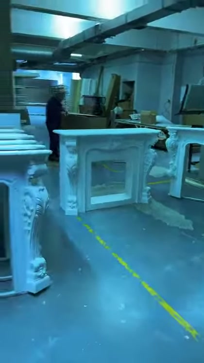 Kabartmalı ön model ve sade arka şömine aynı kadrajda görülüyor