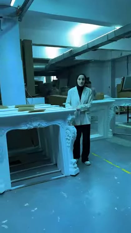 Beyaz işlemeli şömine modeli sunucuyla birlikte atölyede sergileniyor
