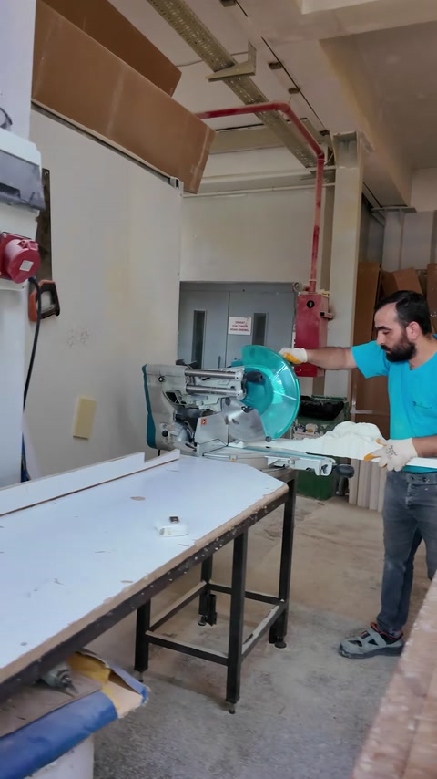Geniş şömine parçası kesim tezgâhında işlenmeye hazırlanıyor