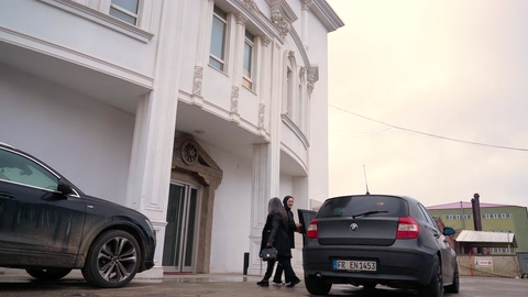 Beyaz cephe süslemeleriyle tamamlanan showroom binasının dış görünümü