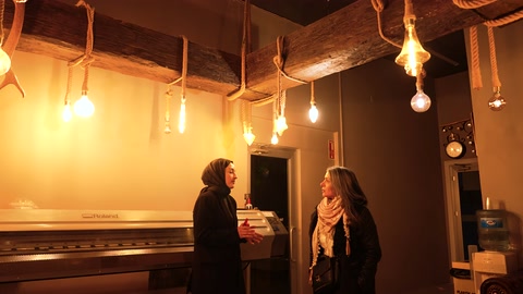 Rustik showroomun oturma alanı ve dekoratif tavan uygulaması