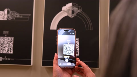 Showroom panosundaki QR kod telefonla okutuluyor