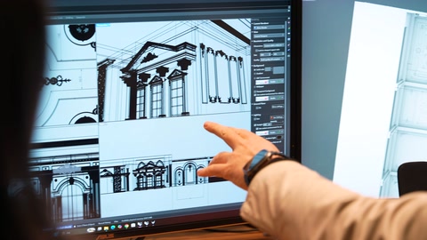 Ekrandaki cephe tasarımı üzerinden dijital proje detayları inceleniyor