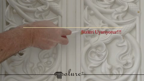 Uygulayıcı, beyaz separatör kaplamasının desen geçişini eliyle gösteriyor