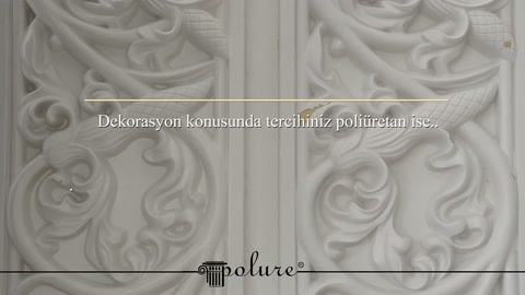 Beyaz dekoratif separatörün simetrik kabartmaları ve orta şeridi görülüyor