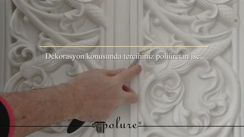 El, separatör yüzeyindeki boya kaplamasını ve motif kenarlarını inceliyor