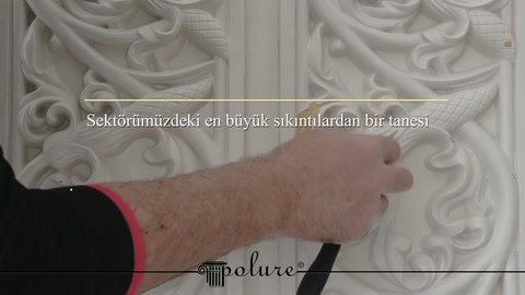 Parmak, beyaz paneldeki kabartma kıvrımın yüzey bitişini işaretliyor