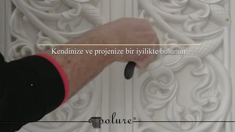 Beyaz poliüretan separatörün kabartma işçiliği el ile gösteriliyor