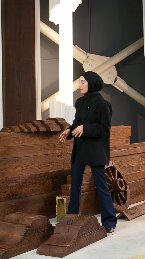 Sunucu, yatay kiriş sıralarını eliyle işaret ederek tanıtıyor