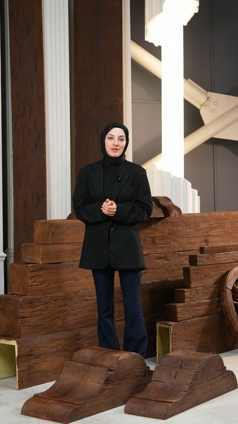Dikey koyu kiriş, kahverengi payandalarla aynı stantta gösteriliyor