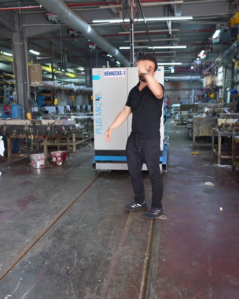 Vinç kumandası elde tutularak kalıp üstü kaldırma hazırlığı yapılıyor