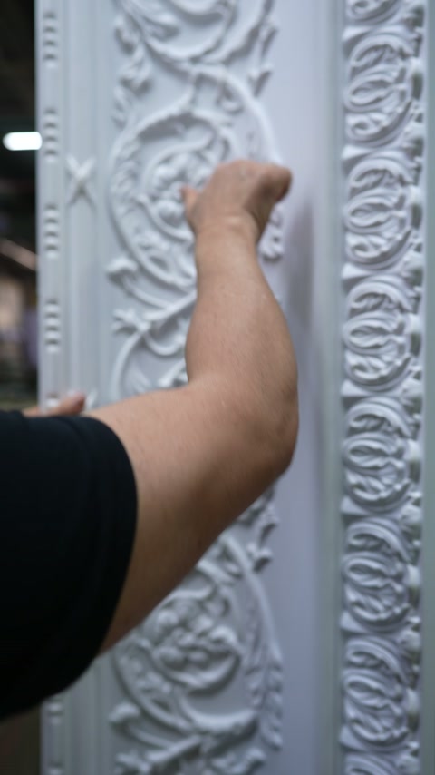Kabartmalı yaprak desenleri beyaz yüzeyde netleşiyor