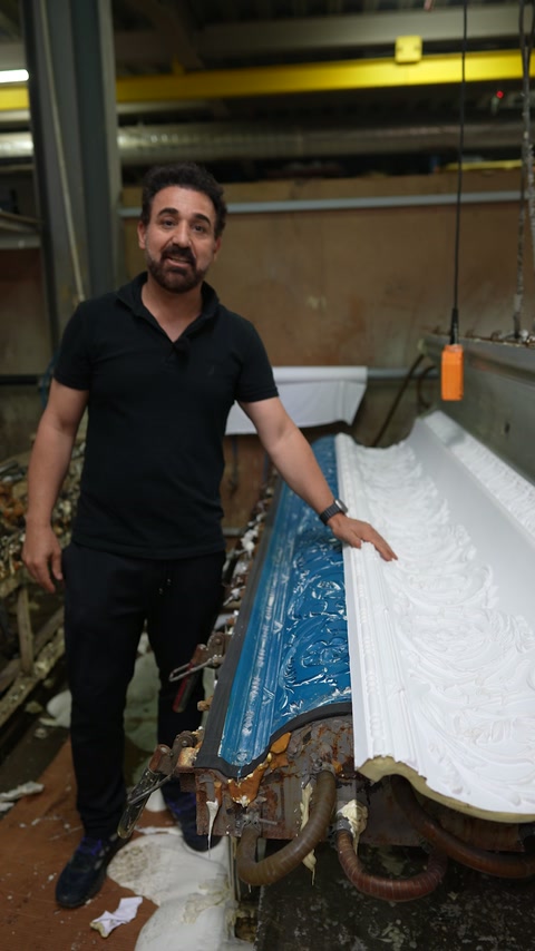 Usta açık kalıbın yanında ürün hakkında konuşuyor