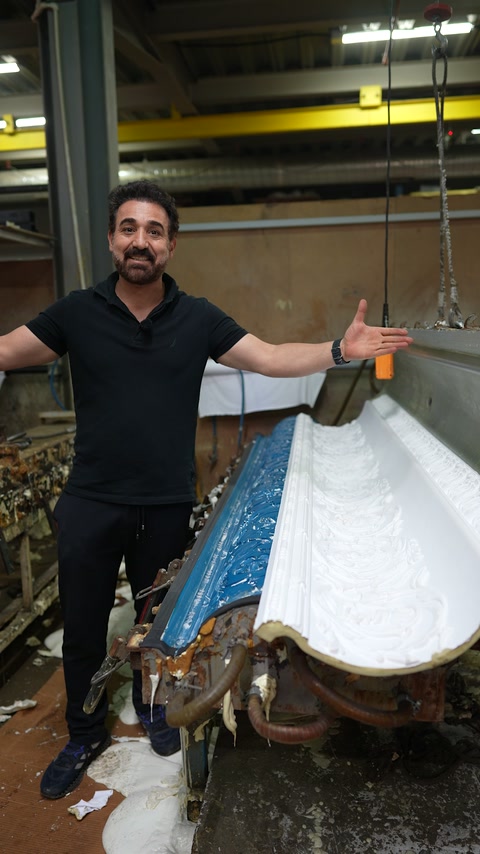 Kalıptan çıkan dekoratif profil üretim alanında gösteriliyor
