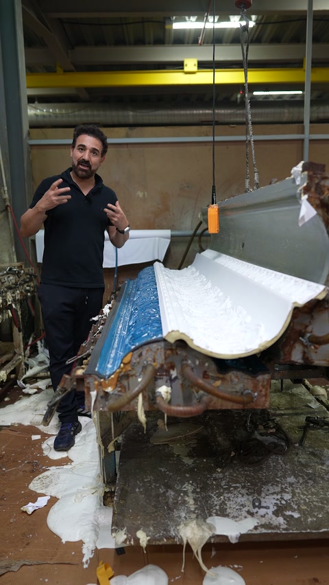 Usta mavi kalıp ve beyaz kartonpiyeri birlikte sergiliyor